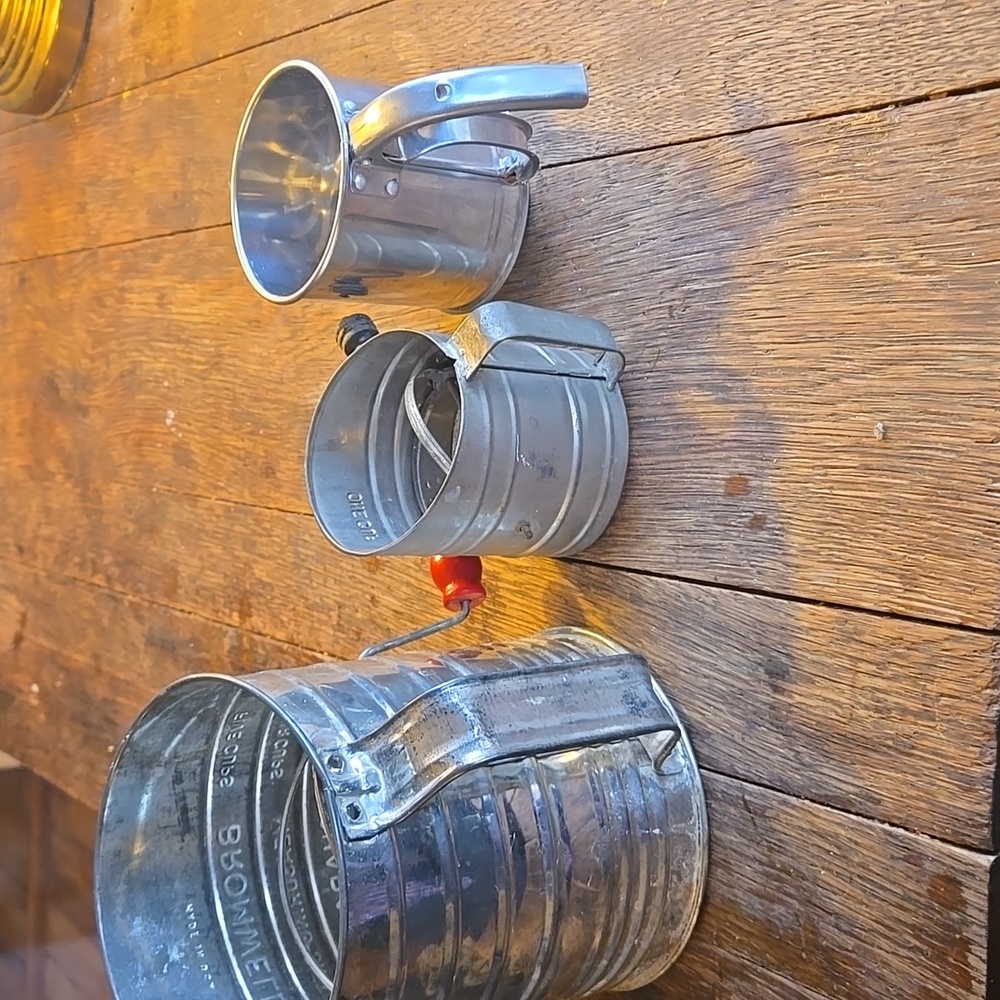 Vintage Metal Measuring Cups Set - Picture 11 of 11